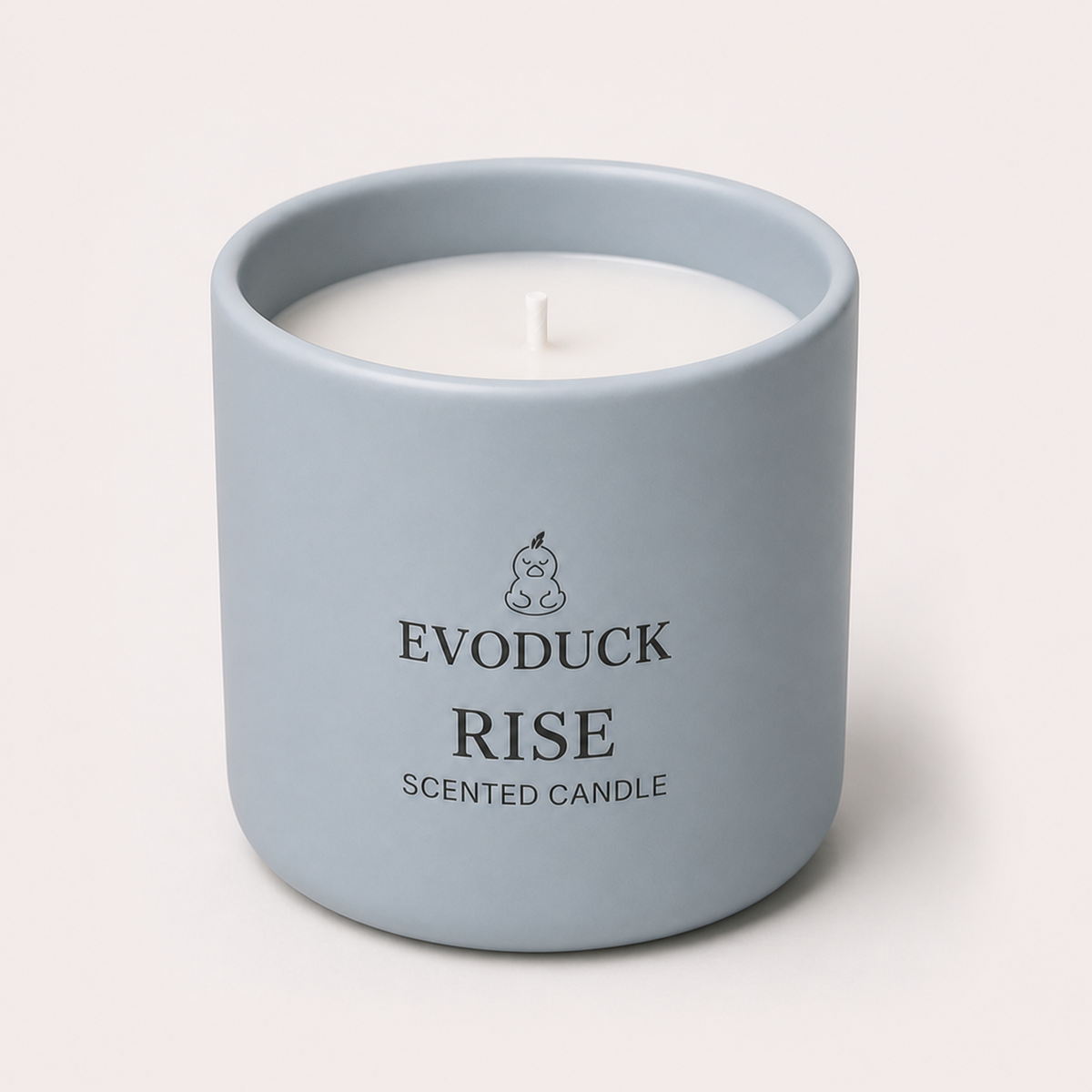 AI Product Visual / 产品效果图: RISE Room 8oz Scented Candle in a 45-degree view on a clear background; no lit placement is shown.