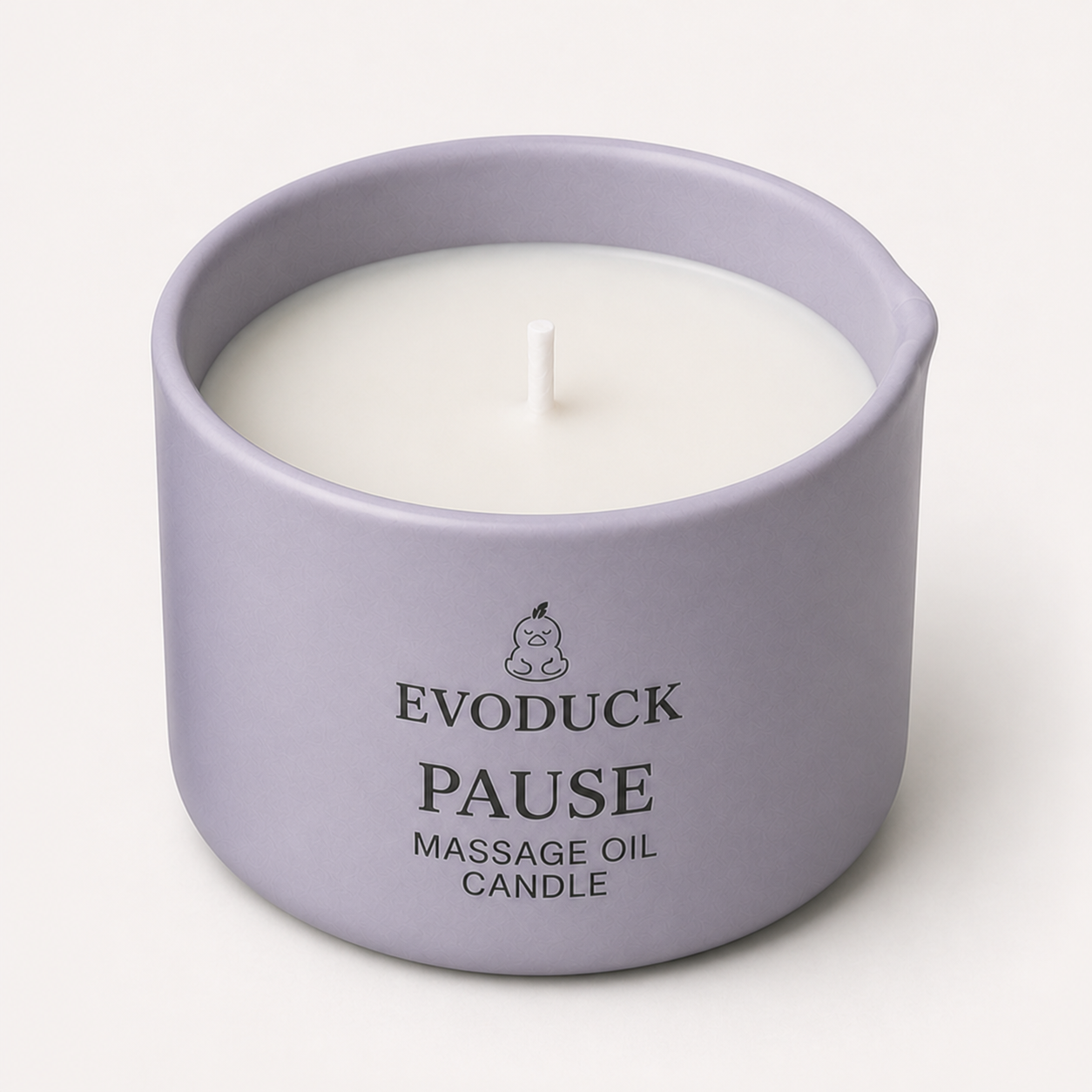 AI Product Visual / 产品效果图: PAUSE Body 4oz Massage Oil Candle viewed from above with the micro-pour lip on the viewer's right; no use is shown.