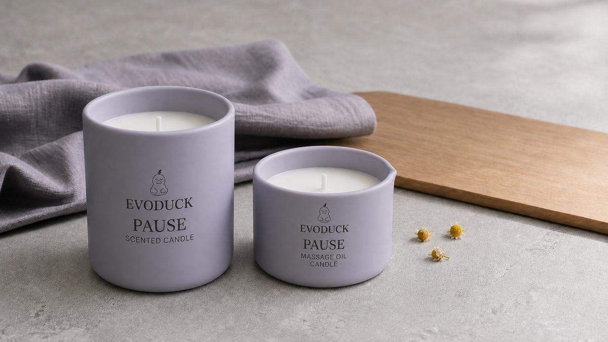 AI Product Visual / 产品效果图: PAUSE Room and Body candles in a cool pale material setting; illustrative styling, not ingredient or wellbeing proof.