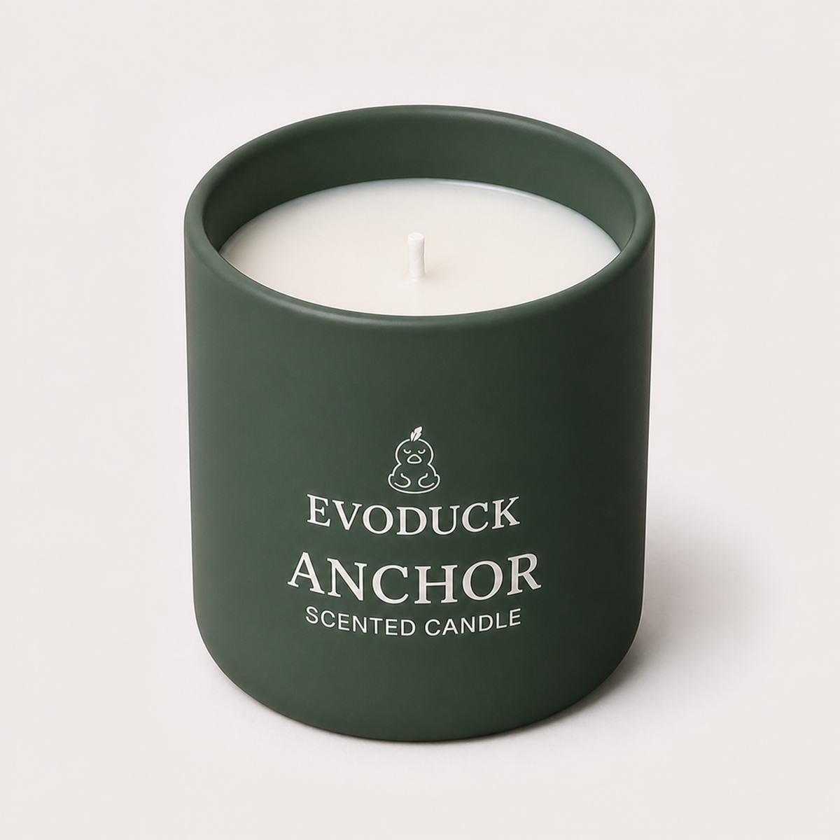 AI Product Visual / 产品效果图: ANCHOR Room 8oz Scented Candle in a 45-degree view; front artwork is visible, not a care-label photograph.