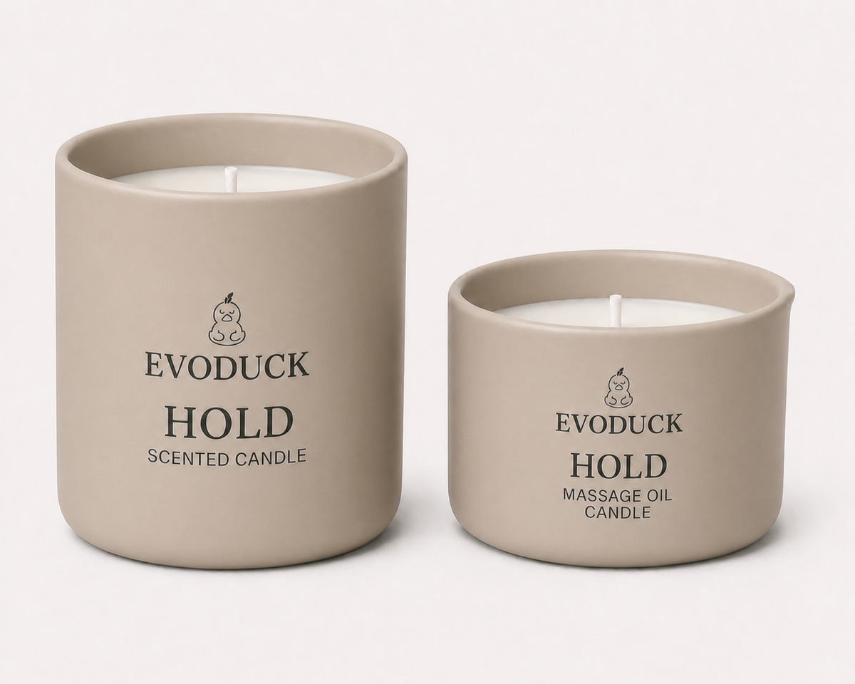 AI Product Visual / 产品效果图: HOLD Room 8oz and Body 4oz candle Formats shown together for a host-gift choice; no gift-packaging claim.