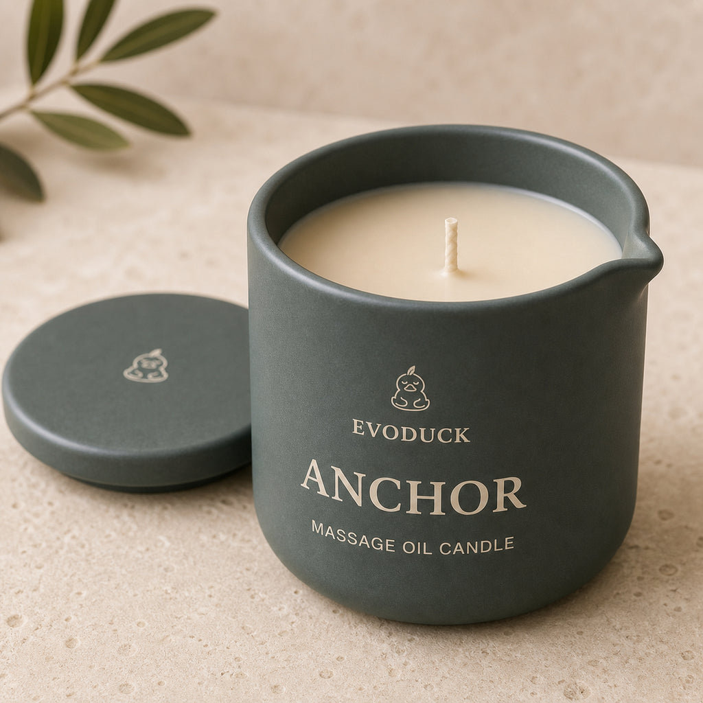 EVODUCK Anchor massage oil candle 02 angle detail product image.