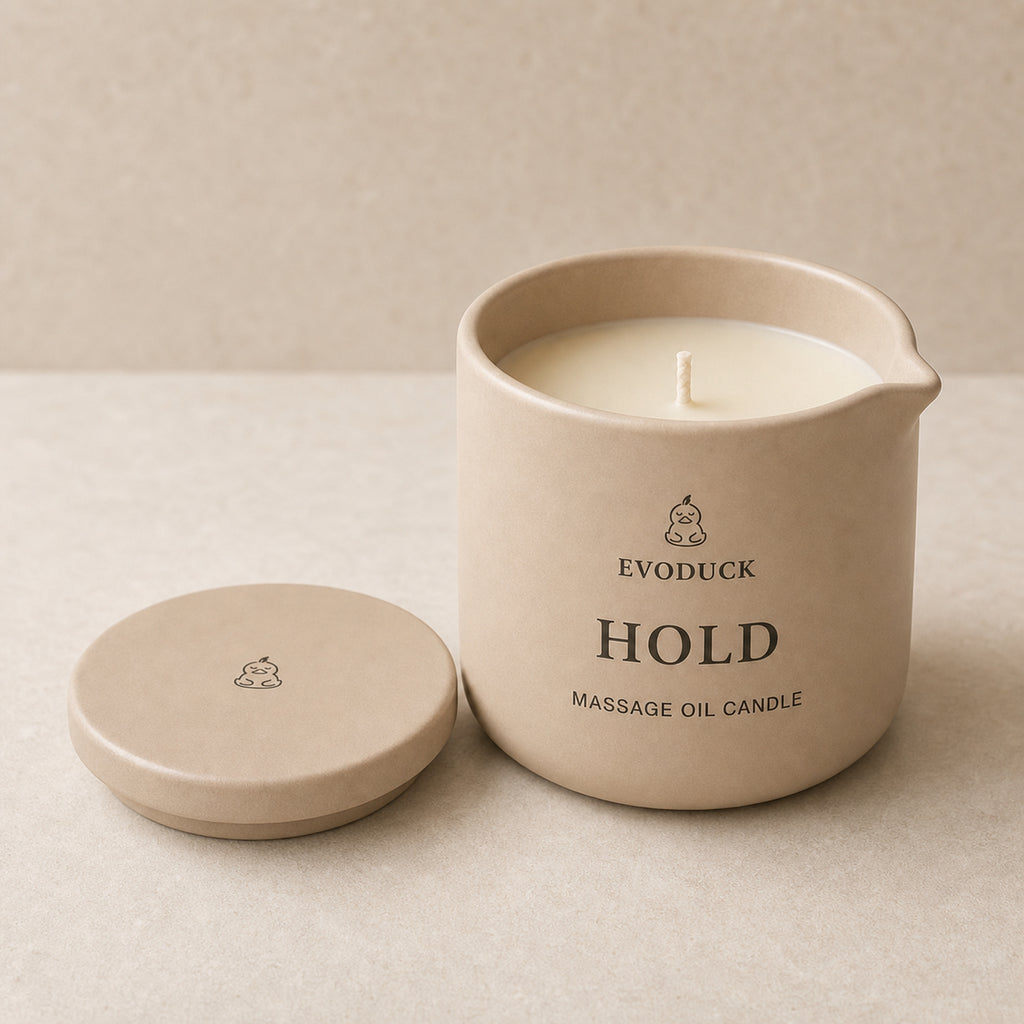 EVODUCK Hold massage oil candle 01 hero square product image.