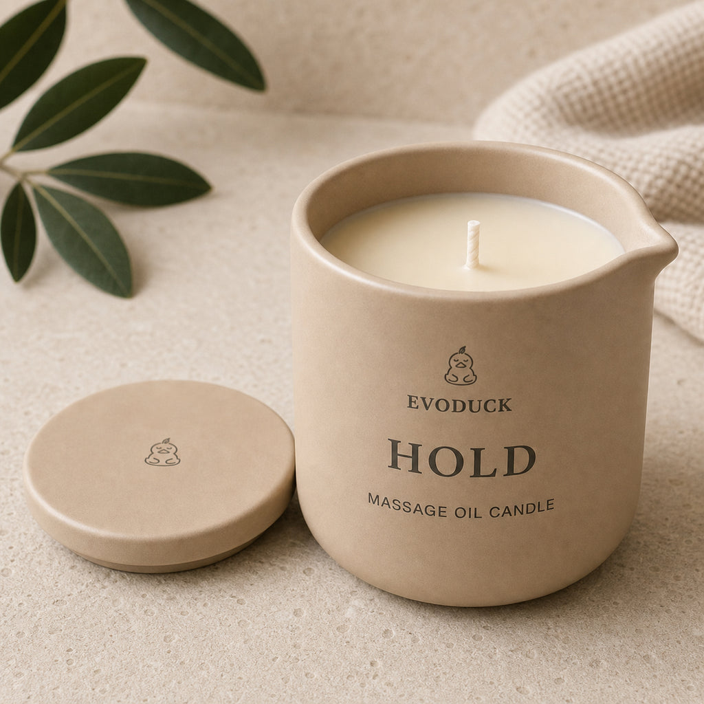 EVODUCK Hold massage oil candle 02 angle detail product image.