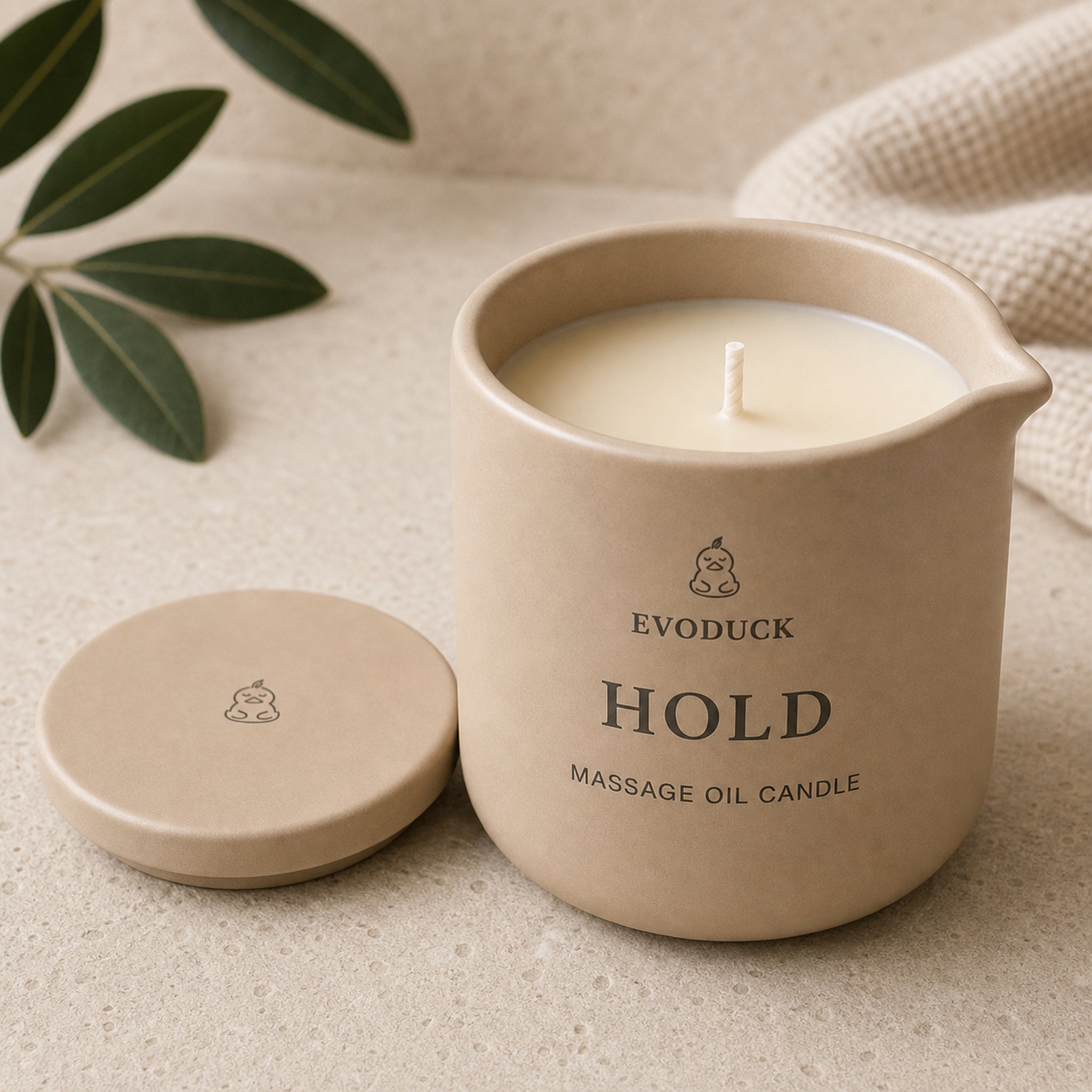 EVODUCK Hold massage oil candle 02 angle detail product image.