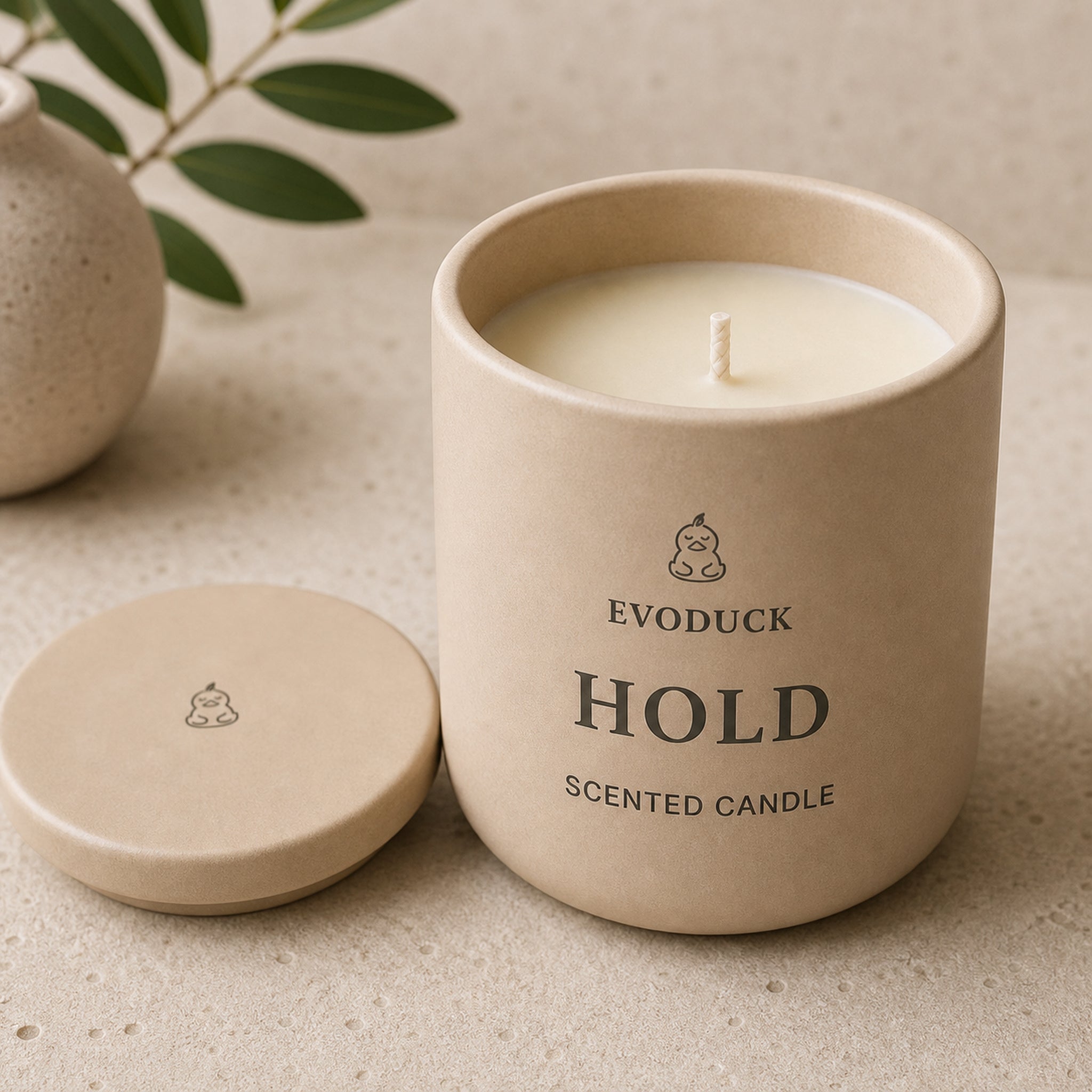 EVODUCK Hold scented candle 02 angle detail product image.
