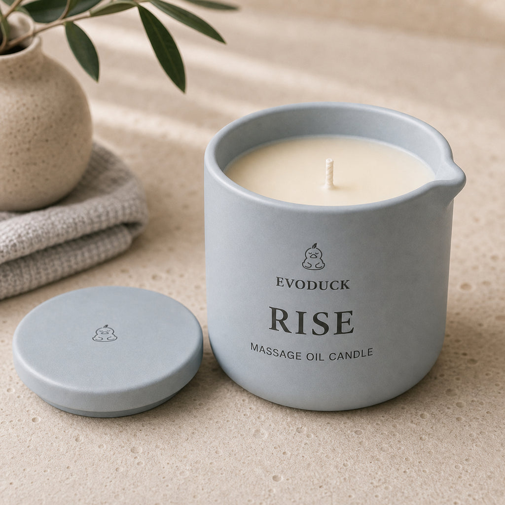 EVODUCK Rise massage oil candle 02 angle detail product image.