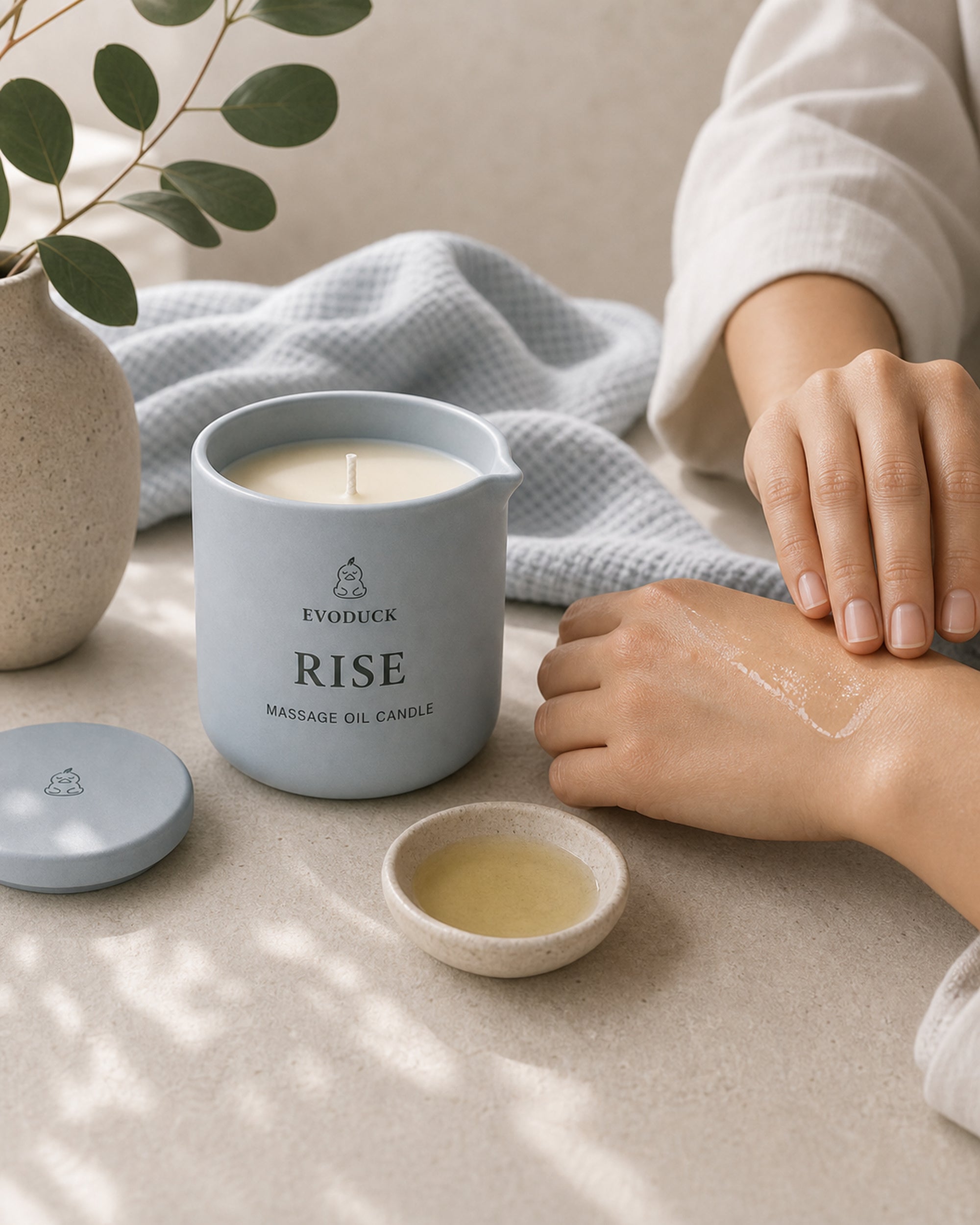 EVODUCK Rise massage oil candle 05 ritual use product image.